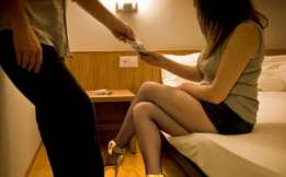 هذا الأب ترك طفله يموت وخرج لممارسة الجنس مع بائعات الهوى