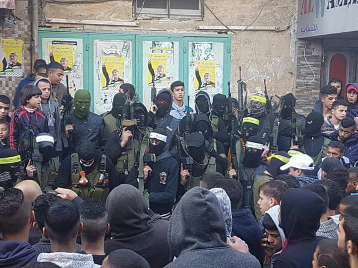بسبب سياسات عباس القمعية .. مسلحون من فتح يعلنون تمردهم في نابلس