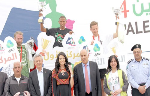 الرجوب يتوج الفائزين بسباقات ماراثون فلسطين الدولي الخامس.jpg