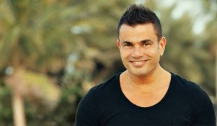 بالصور : عمرو دياب يثير السخرية بسبب ملابسه