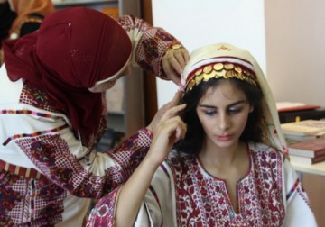 ثوب الزفاف الفلسطيني.. مكانة مرموقة يضاهي بها التصاميم العالمية