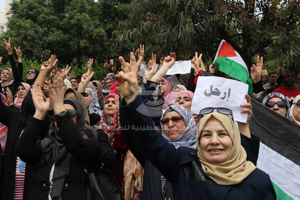 آلاف الموظفين يحتشدون في ساحة "السرايا" بغزة رفضاً لخصومات الرواتب